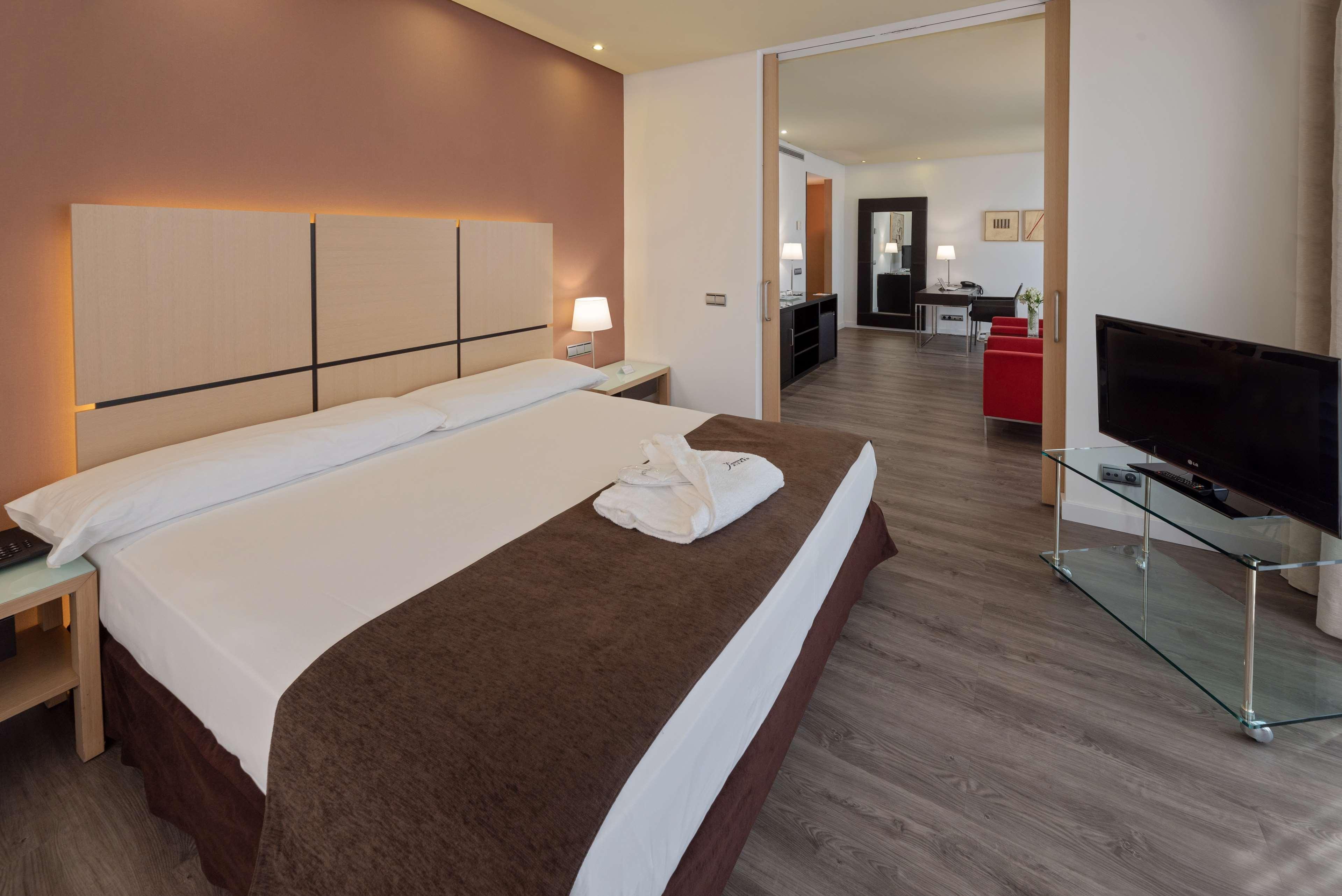 Hotel Silken Puerta Valenza Esterno foto