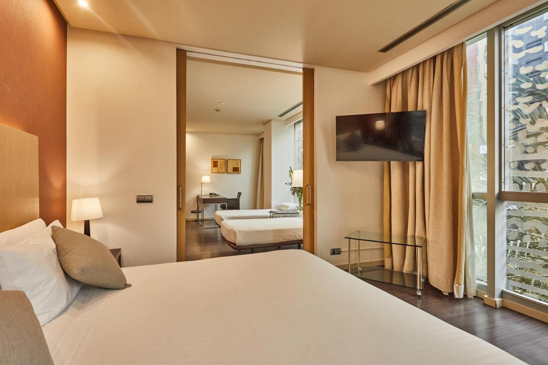 Hotel Silken Puerta Valenza Esterno foto