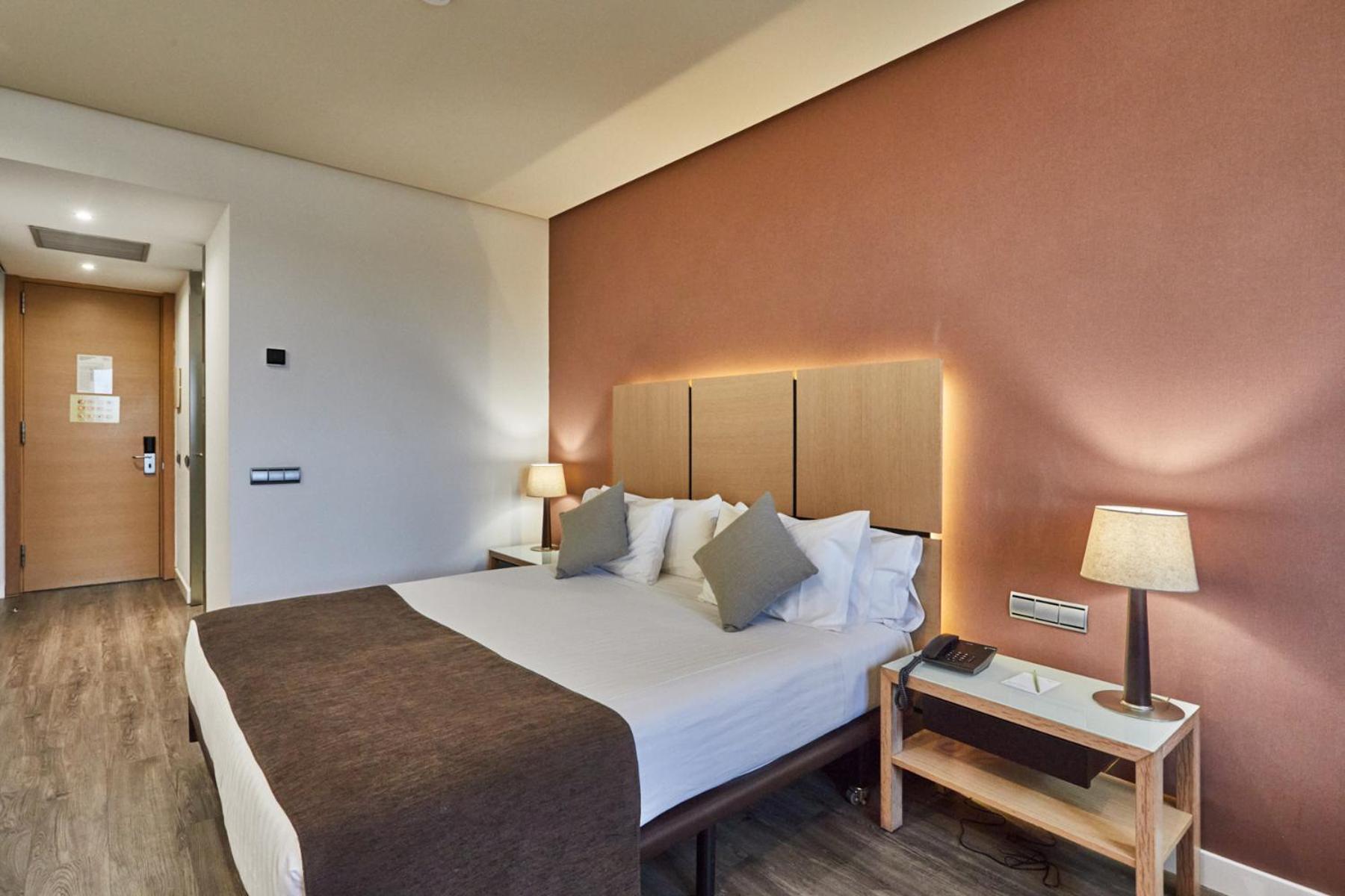 Hotel Silken Puerta Valenza Esterno foto